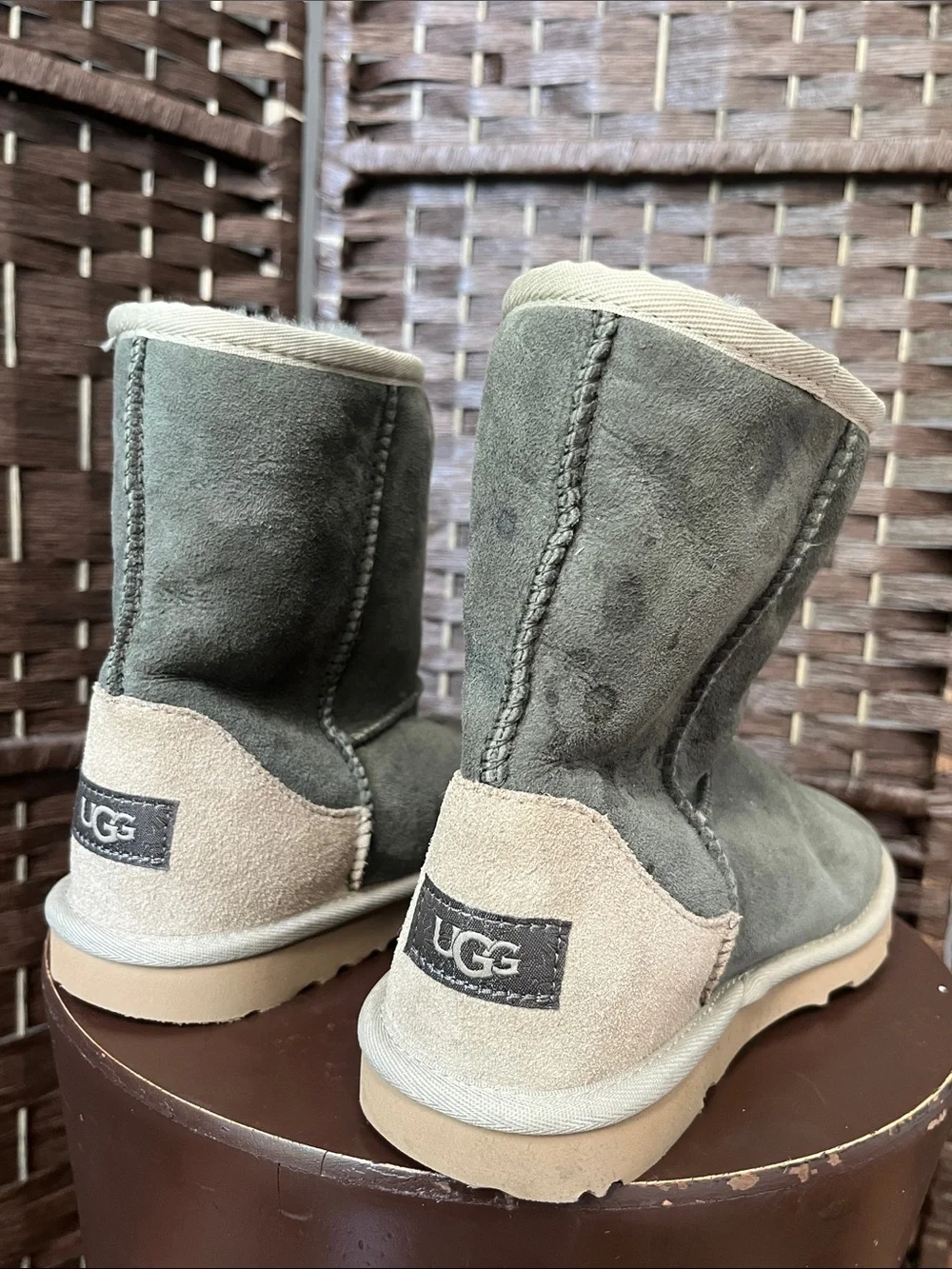 UGG Classic II big Kids Sz 4 Olive And Gray Sheepskin Lined Cozy